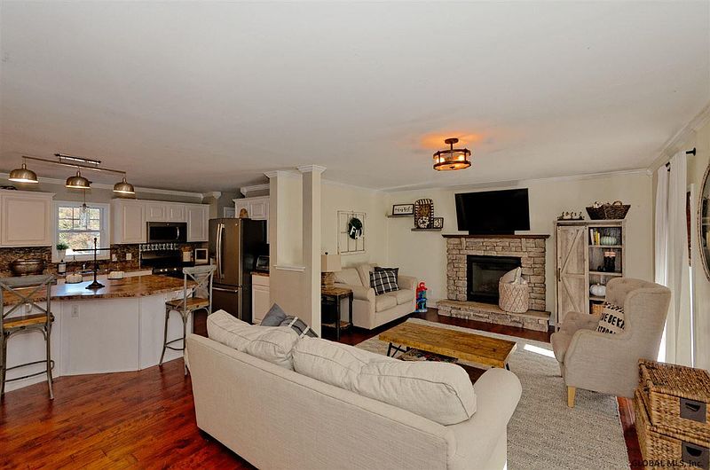 4th image of 15 BELLEMEAD Street