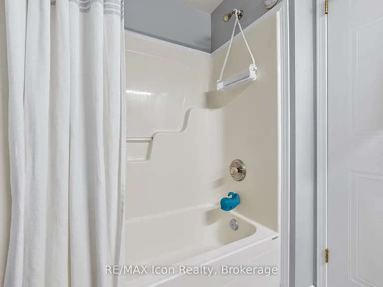537 Beaver Creek Cres — Photo 35