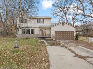 550 Hillcliff Dr, Waterford, MI 48328