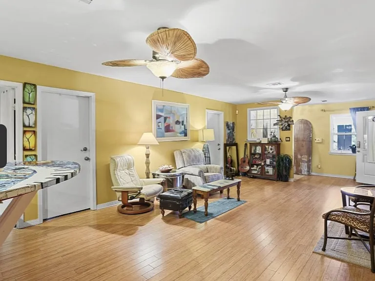909 W Lloyd St #1 — Photo 6