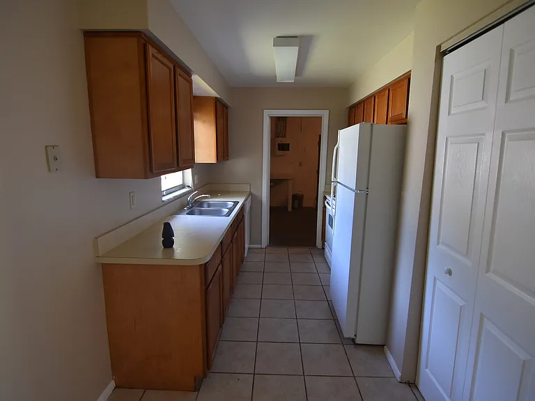 423 Longwood Cir — Photo 3