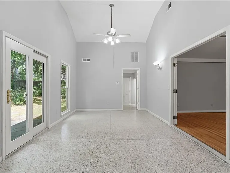 2209 Cherring Ln — Photo 8