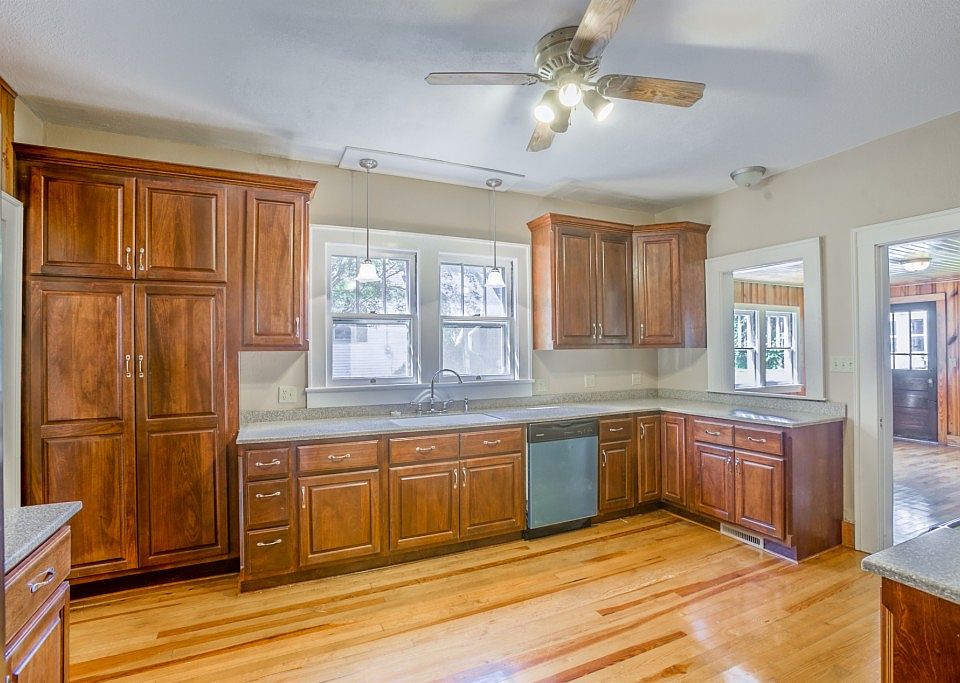 2nd image of 304 East St