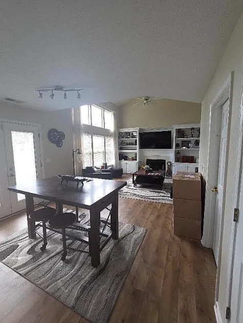 3 bed, 2.5 bath, 2292 sqft, $2,250 — Photo 2