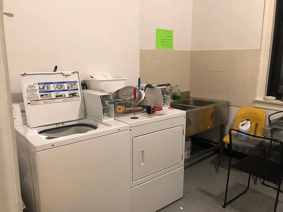Studio, 300 sqft, $900 — Photo 3
