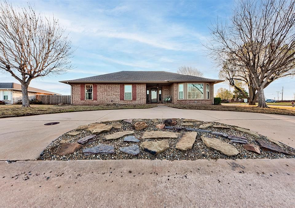 1st image of 402 Shawn Dr