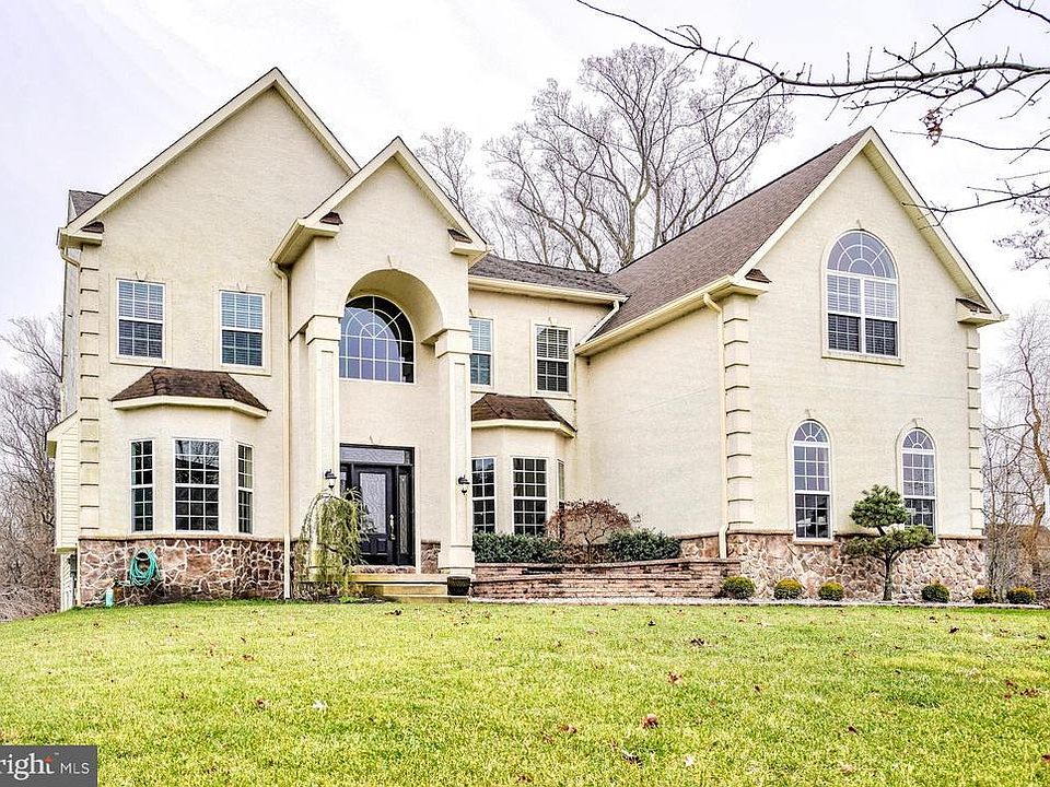 1st image of 122 Arbor Dr
