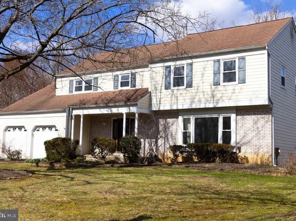 8 Woodbury Ln, Lawrence Township, NJ 08648
