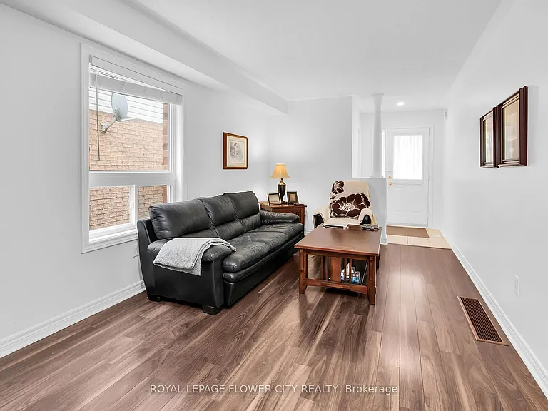 15 Ridgemore Cres — Photo 4