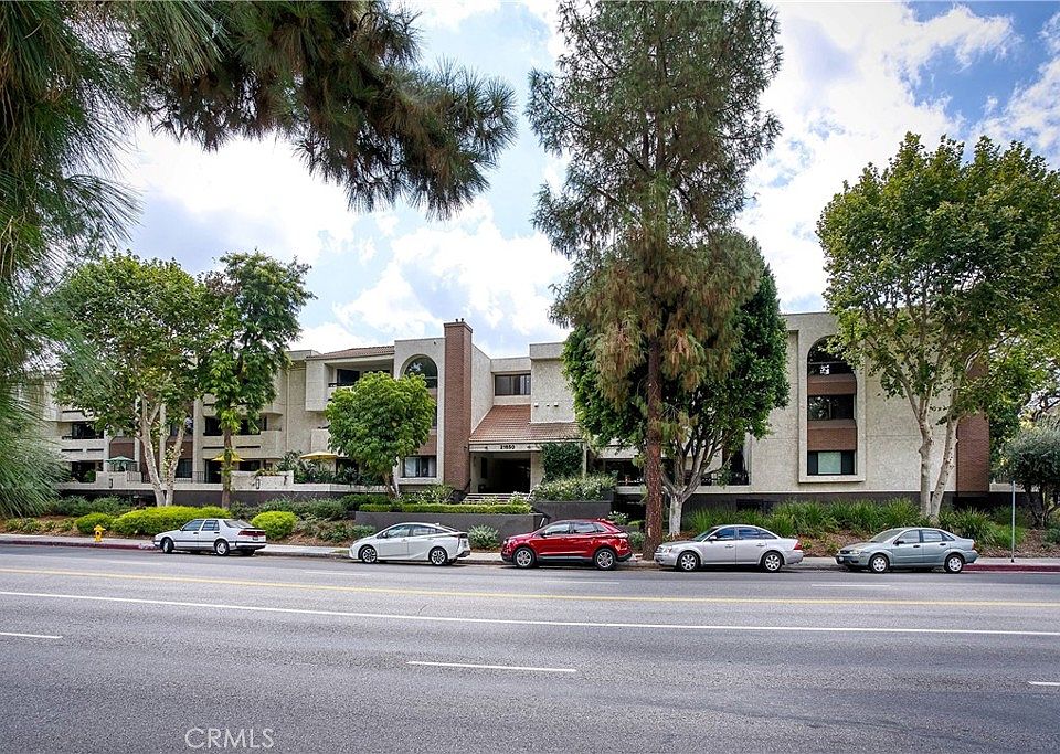 1st image of 21650 Burbank Blvd Unit 301
