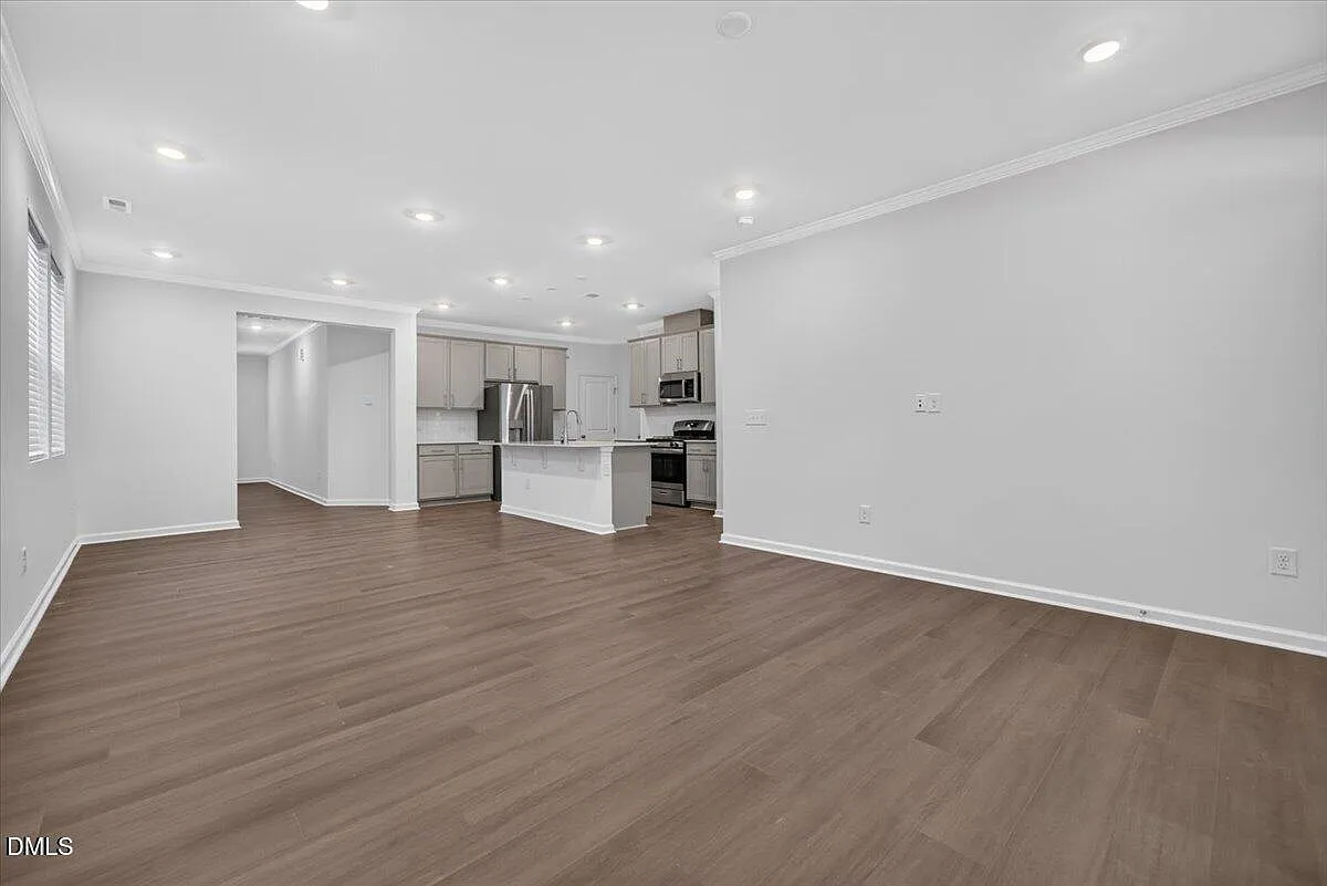 4 bed, 3.0 bath, 2468 sqft, $2,950 — Photo 4