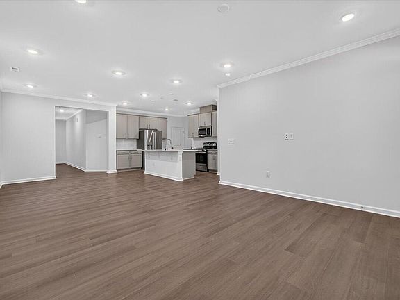 4th image of 210 Redford Place Dr