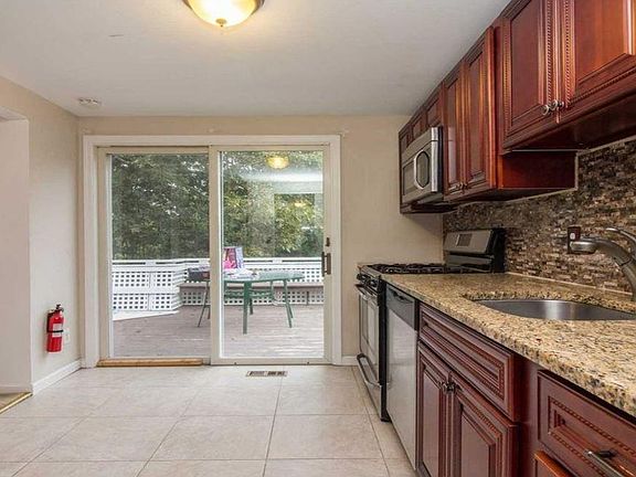 3rd image of 3 Biscayne Dr