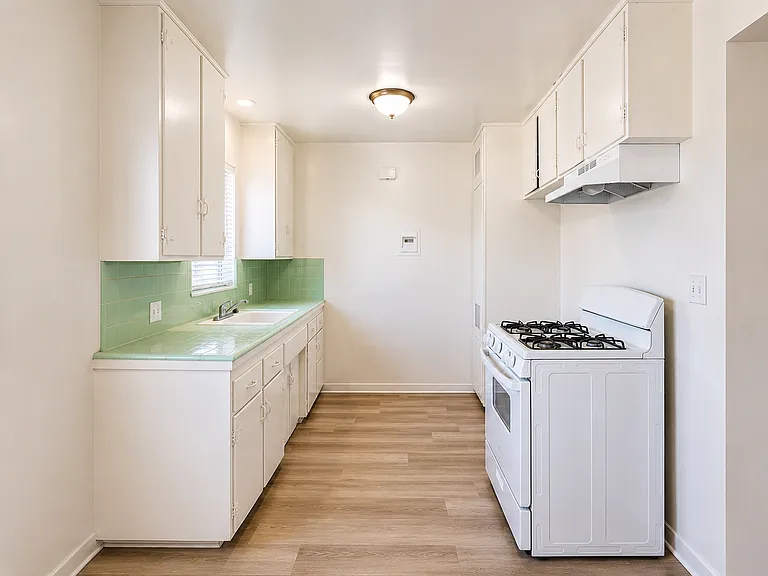 242-256 E Navilla Pl — Photo 5