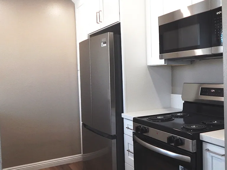 2101 Curtis Ave #4 — Photo 3