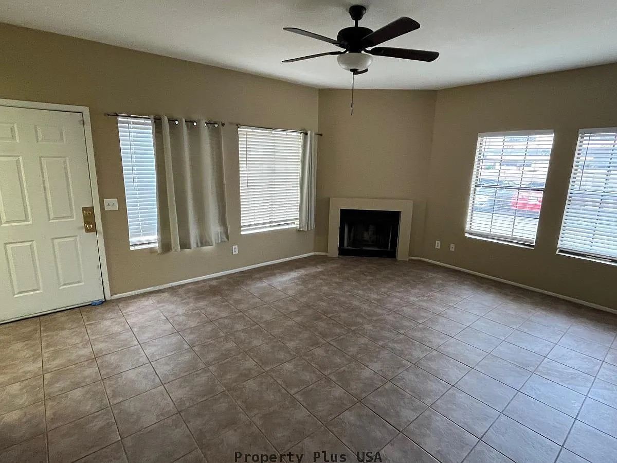 2 bed, 2.5 bath, 1072 sqft, $1,325 — Photo 2