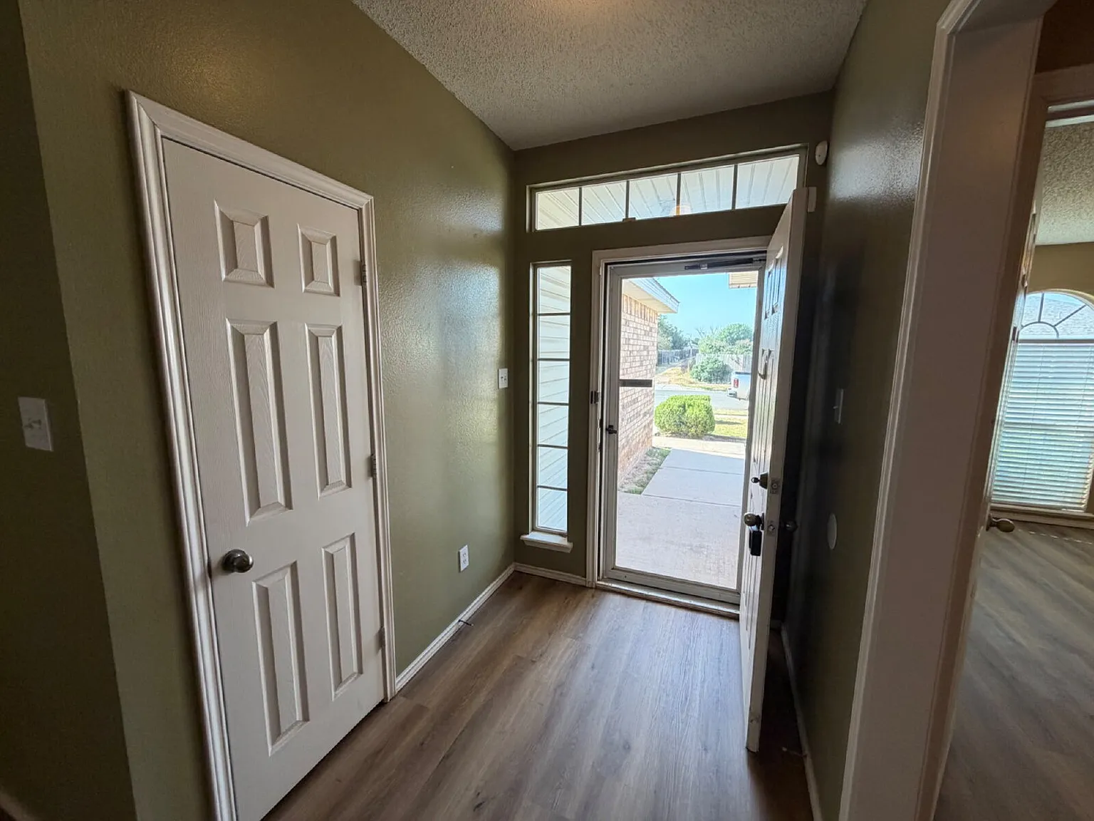 3 bed, 2.0 bath, 1634 sqft, $1,550 — Photo 2