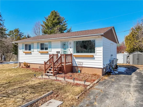 10 Collett Ct, Fredericton, NB E3A 4G2