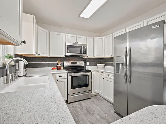 3rd image of 2408 Walnut Ave