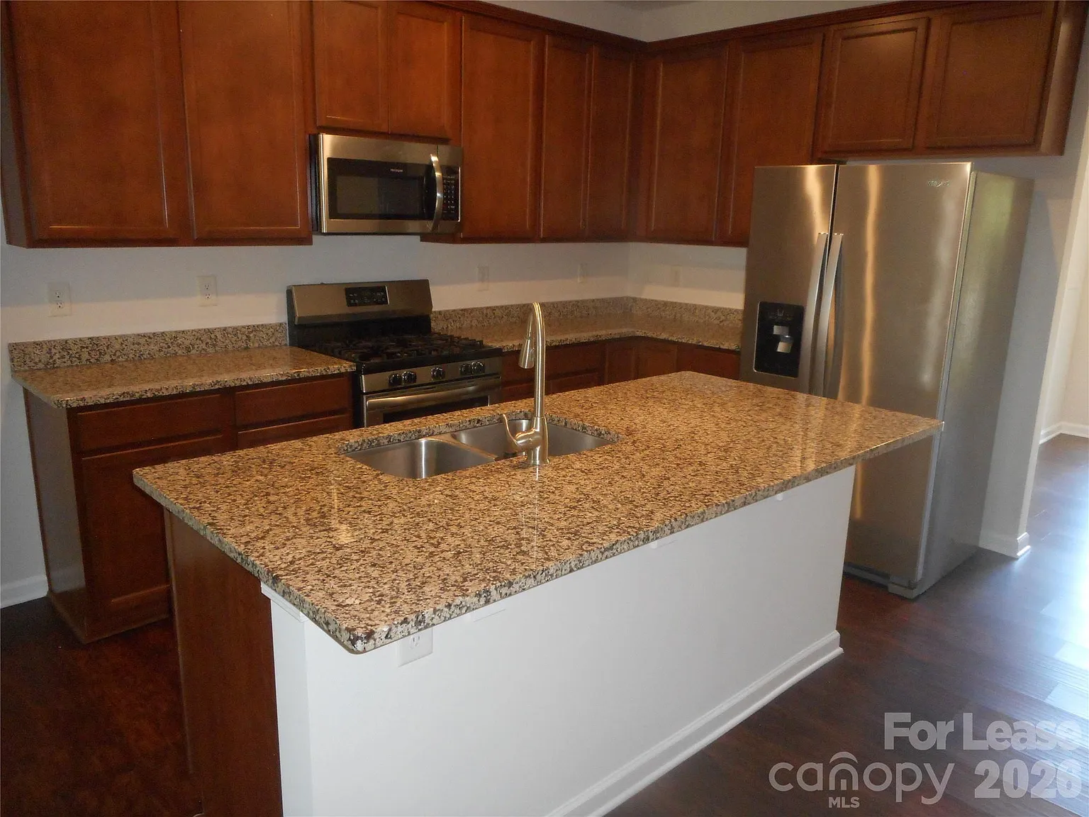 3 bed, 2.5 bath, 2034 sqft, $2,300 — Photo 4
