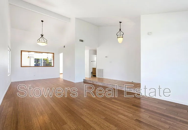 318 Joyce St — Photo 10