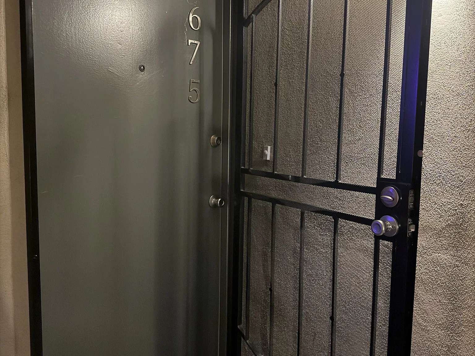 2 bed, 885 sqft, $2,400 — Photo 1