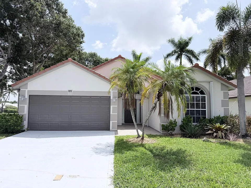 1975 Oak Berry Cir