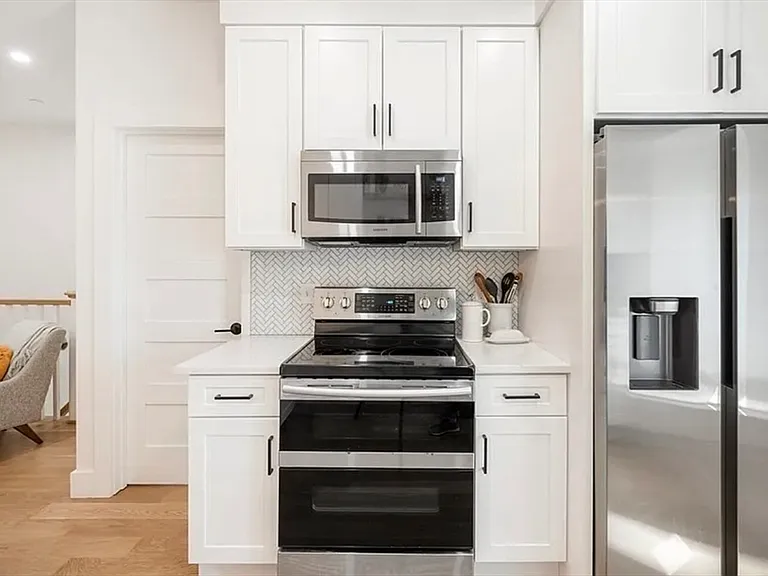 8 Viking St #3 — Photo 3