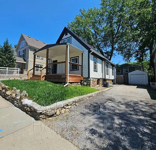 4619 Bell St — Photo 2