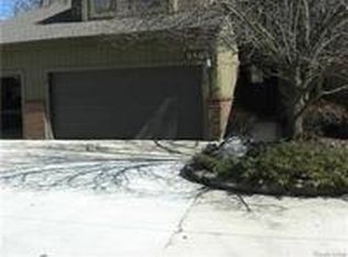 9865 Hawthorne Glen Dr, Grosse Ile, MI 48138