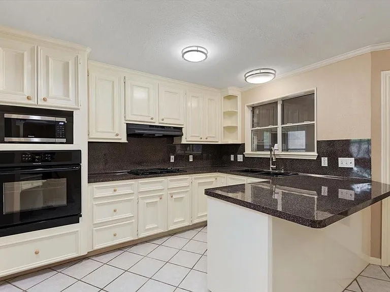 14151 Buckingham Ln — Photo 11