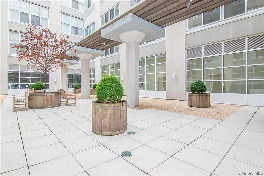 1 bed, 1.0 bath, 881 sqft, $2,700 — Photo 2