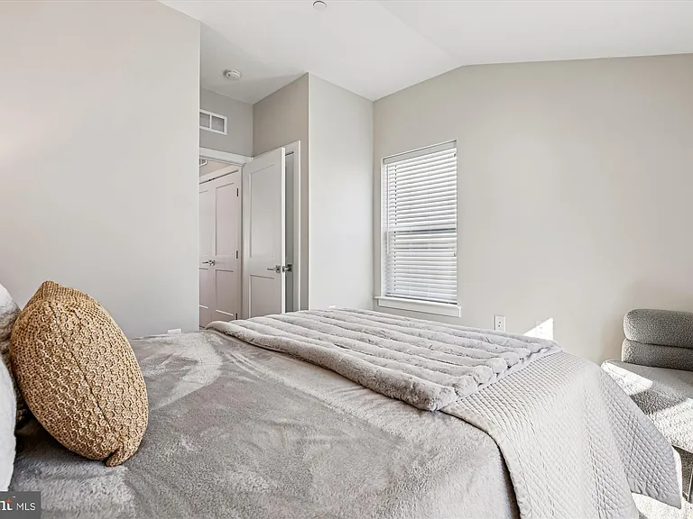 10340 Grosvenor Pl — Photo 24