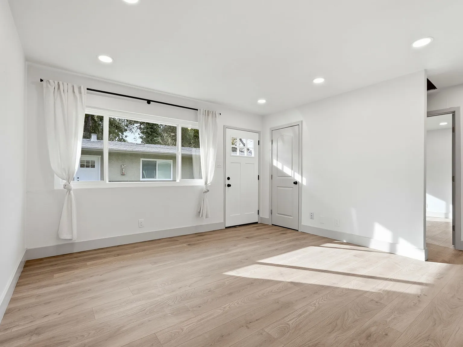 2 bed, 750 sqft, $1,999 — Photo 3
