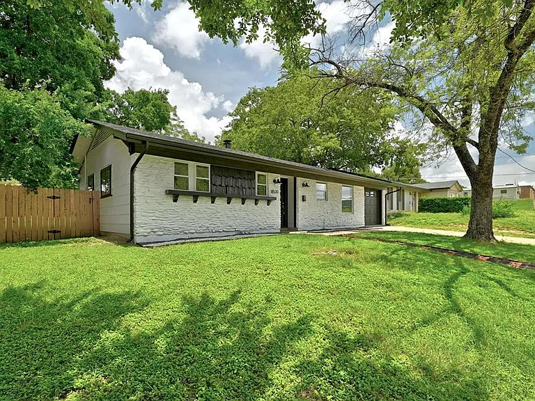 8520 Bradford Dr — Photo 5
