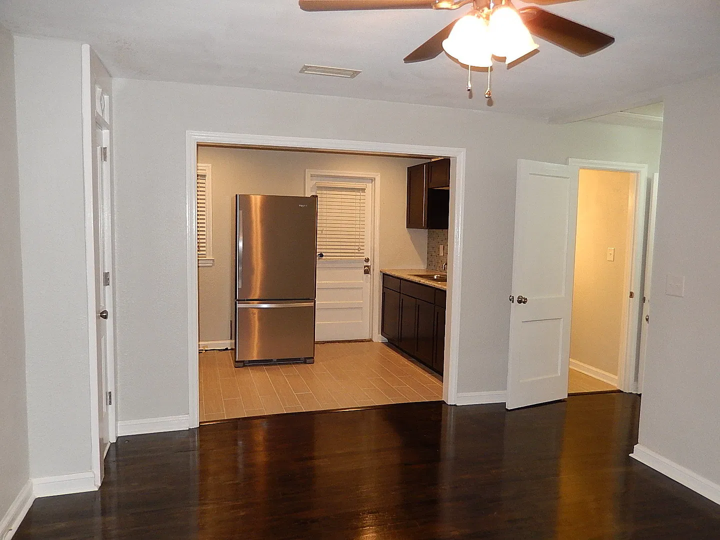 MODERN 2/1 w/ Stainless Steel Appliances, Screen Porch, Wood Floors, & Fenced Yard! $975/month Av... — Photo 3