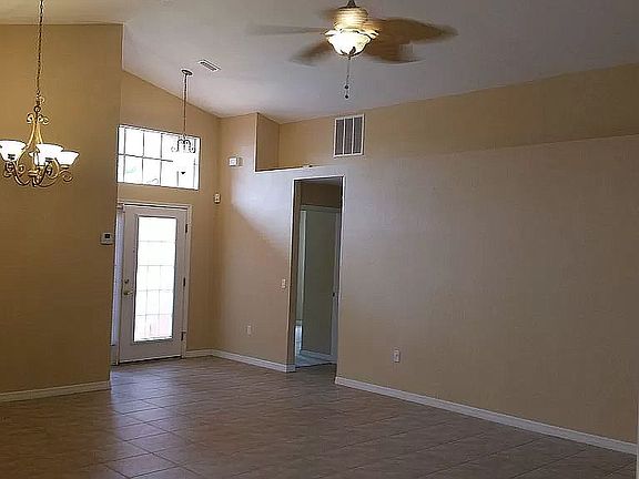 Living rm w/vaulted ceilings