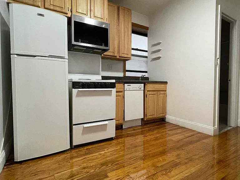 238 E 25th St #16 — Photo 10