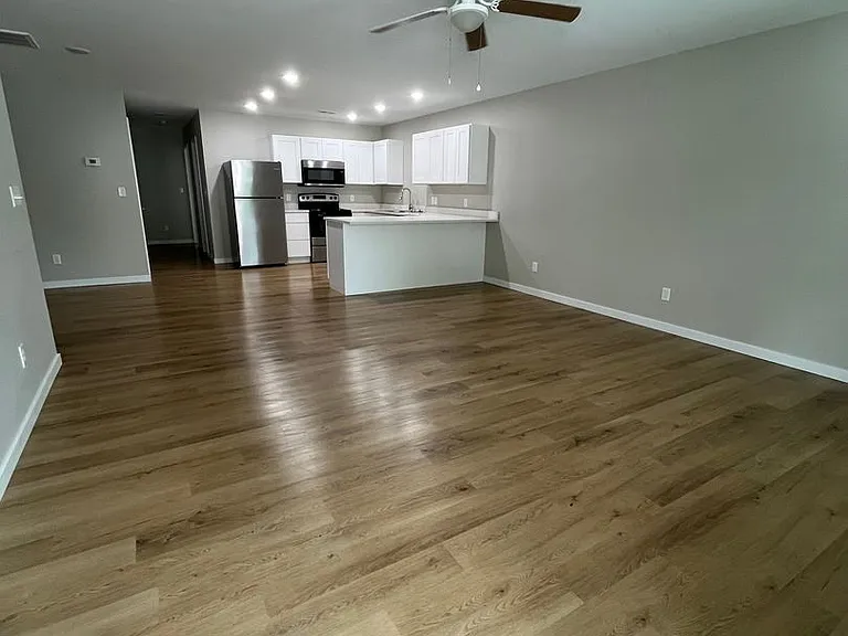 225-239 251 South Park — Photo 2