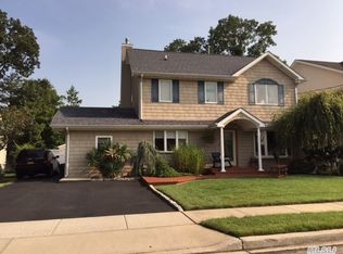 171 Hayes St, Massapequa Park, NY 11762