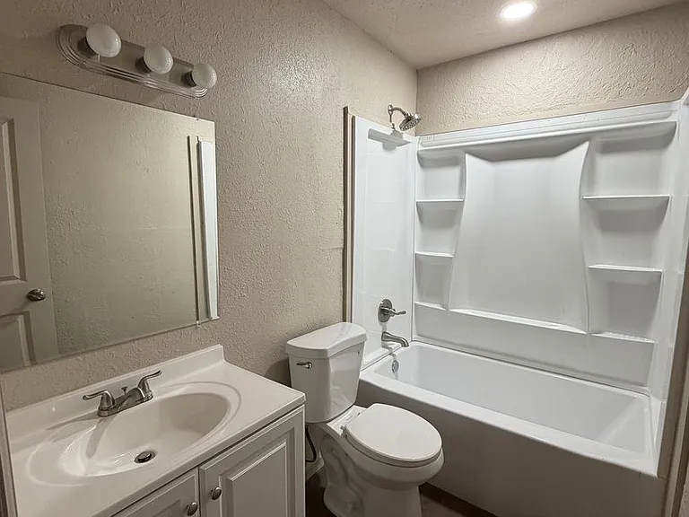 712 Coyne St — Photo 4