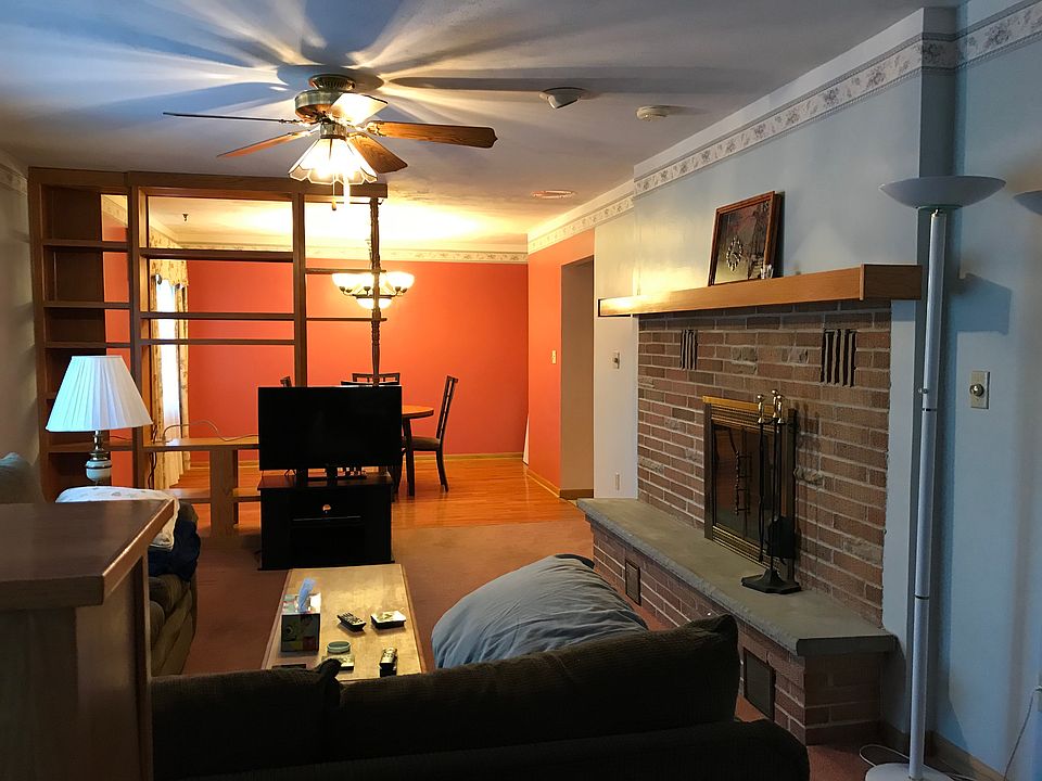 Living room with fireplace 