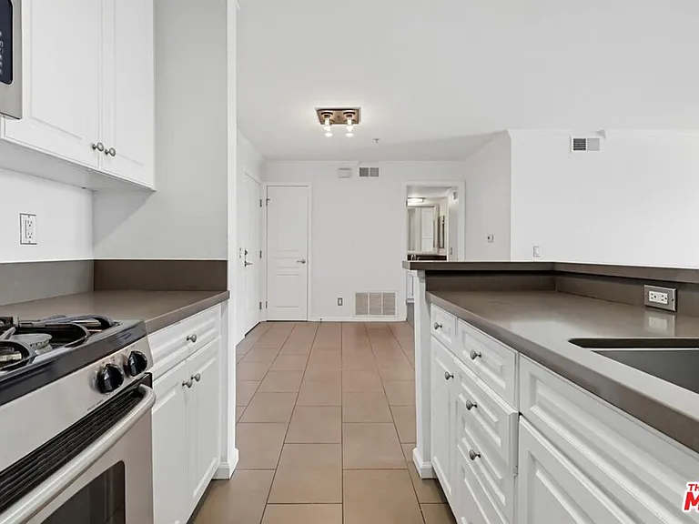 7320 Hawthorn Ave #203 — Photo 14