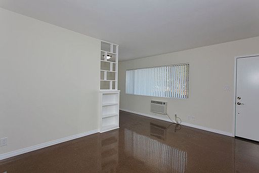 4th image of 366 E Badillo St