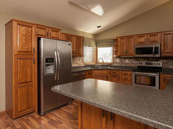 4th image of 928 Sommerset Blvd