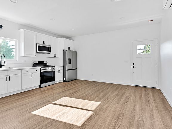 4th image of 3655 Quimby St