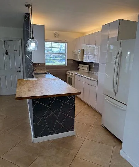 115 Lakes End Dr #D — Photo 6