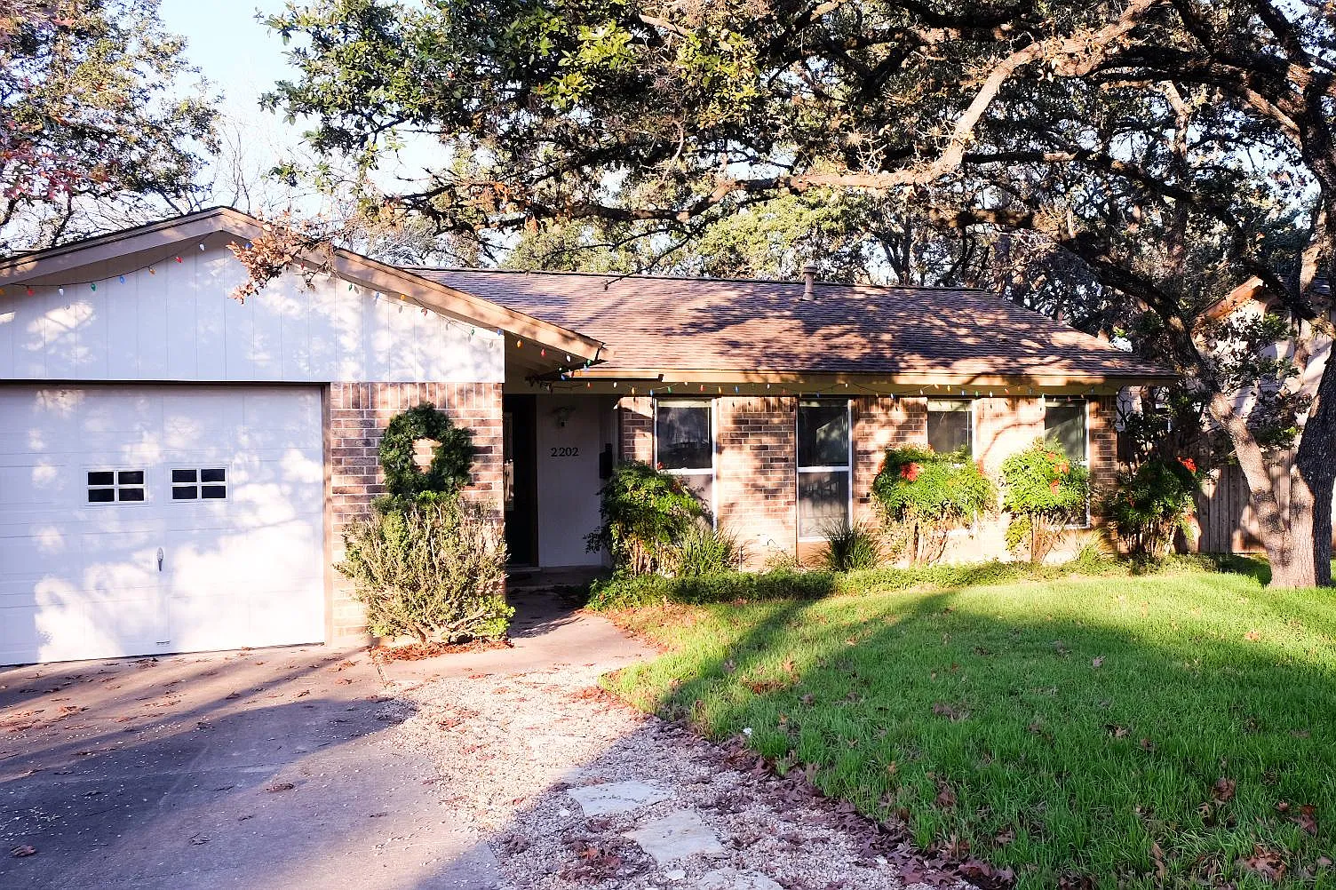 3 bed, 1.5 bath, 1026 sqft, $2,400 — Photo 1