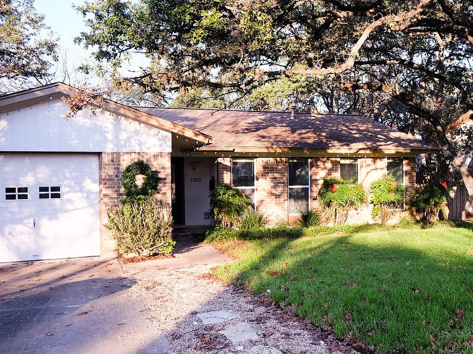 2202 Whitestone Dr