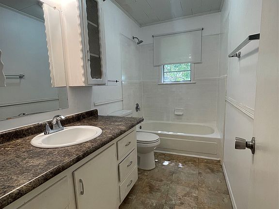 2nd image of 403 Live Oak St